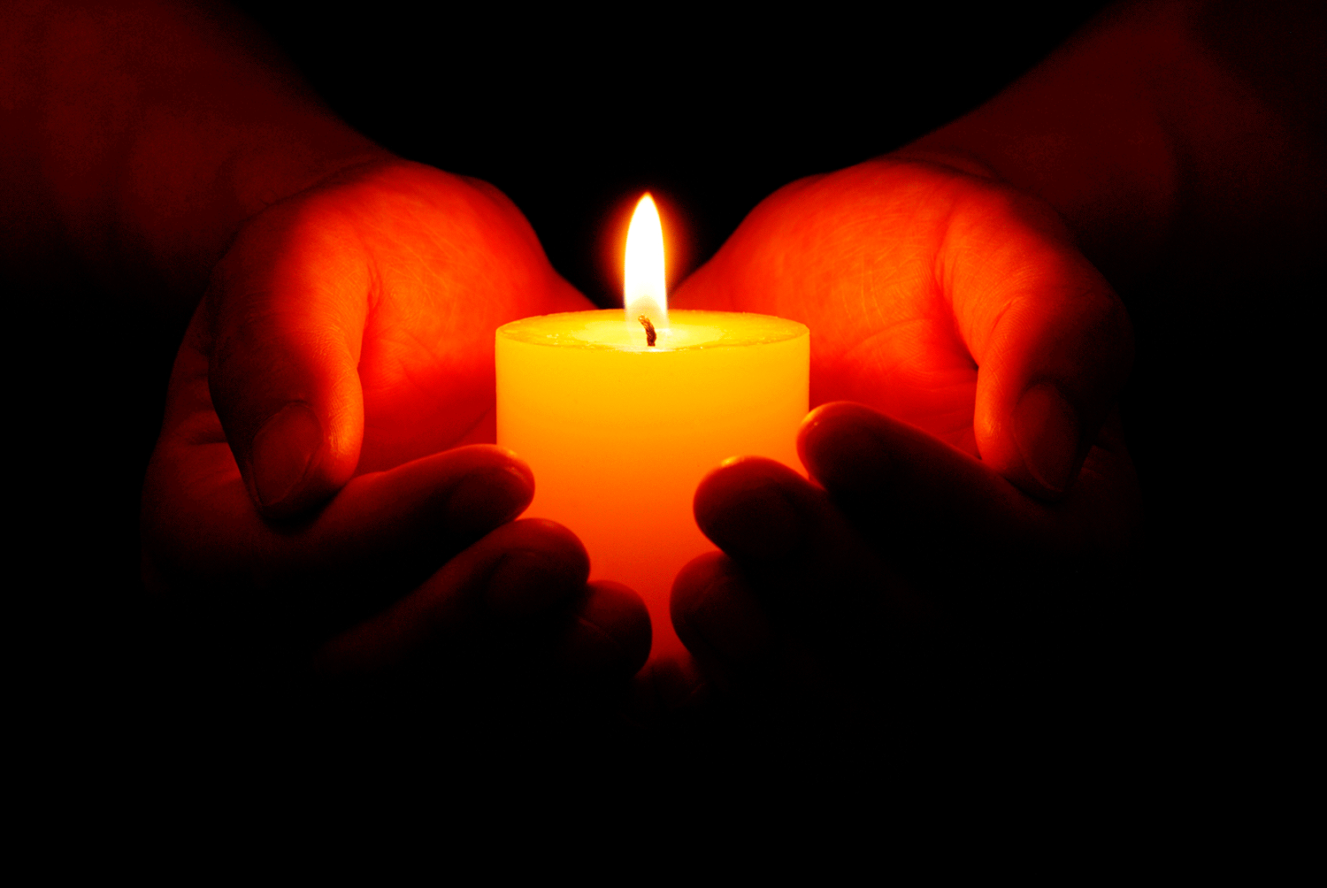 Velas con manos